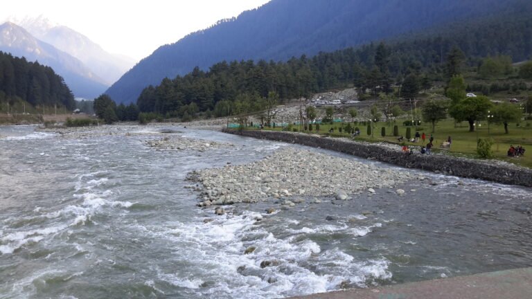 Experience the Luxury of Kashmir Tour Package